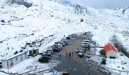 मुक्तिनाथ बसपार्कमा हिउँ