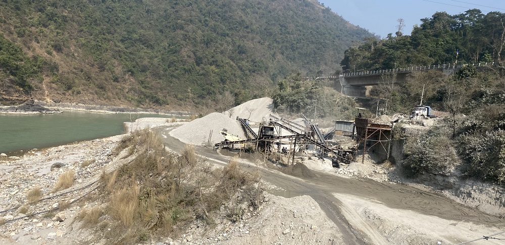 तनहुँका क्रसरमा अनुगमनः चार उद्योगको बिजुली काटियो