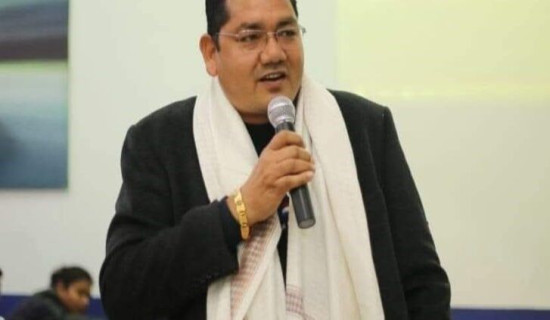 पेसा परिवर्तन गर्दै व्यवसायी