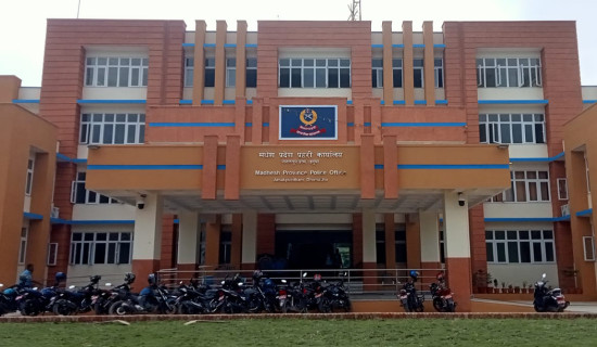 मधेशका विभिन्न सरकारी कार्यालयबाट ३३ जना बिचौलिया पक्राउ