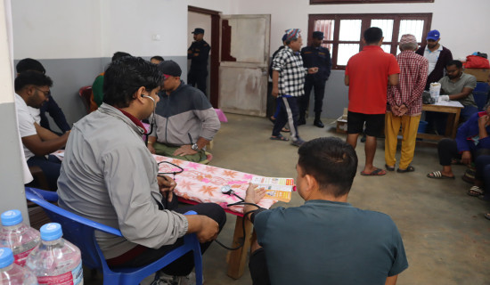 विशेषज्ञ चिकित्सक दस हजार