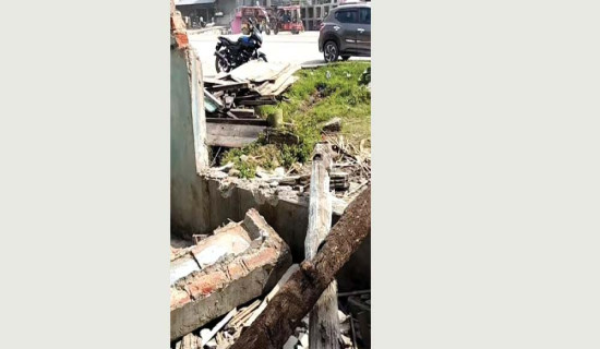 सडक बनाउन आफ्नो घर आफैँ भत्काउँदै