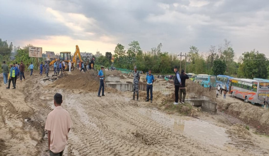 डाइभर्सन बगाउँदा हरिवनमा पूर्व–पश्चिम राजमार्ग अवरुद्ध