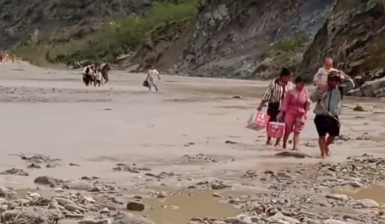 चैतको बाढीले  बाटो बगाउँदा यातायात ठप्प