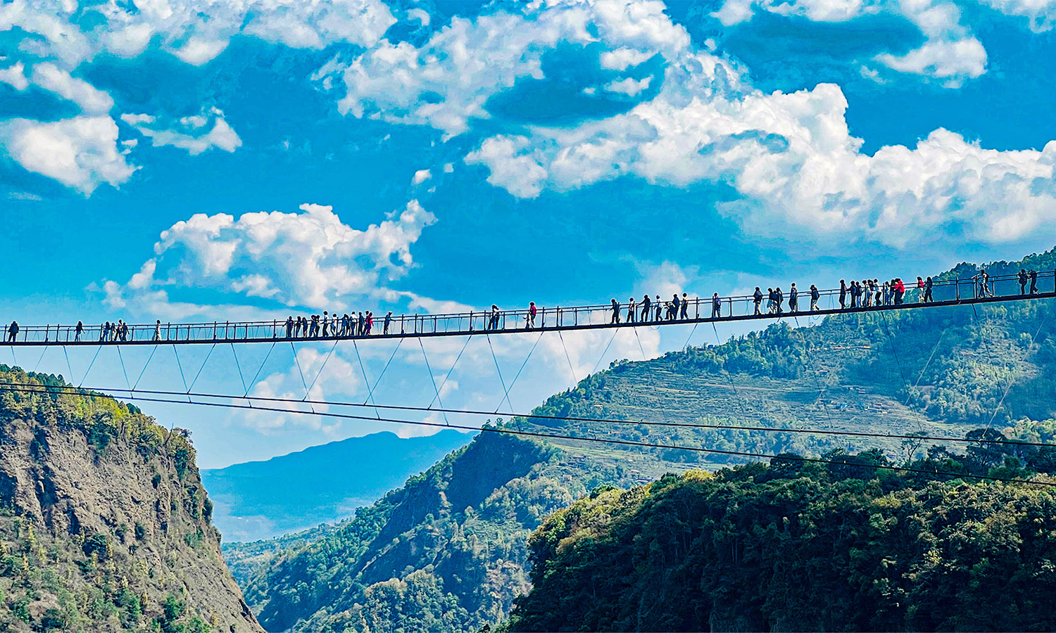 झोलुङ्गे पुलमा पर्यटकको भिड