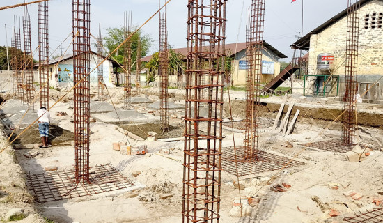 भवन जीर्ण बन्दै गएपछि विद्यालयमा पक्की भवन बनाउन सुरु