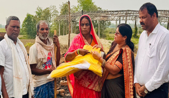 आगलागी पीडित परिवारलाई नगरपालिकाको सहयोग
