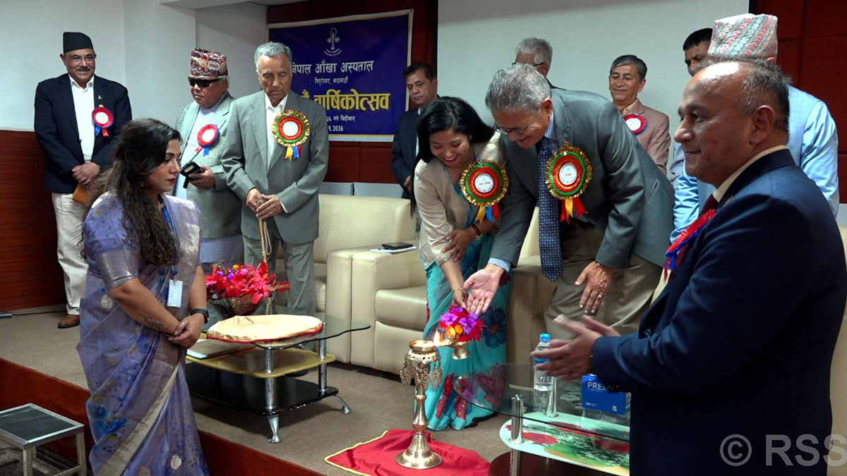 नेपाल आँखा अस्पतालले २० हजार छात्रछात्राको आँखा परीक्षण गर्दै