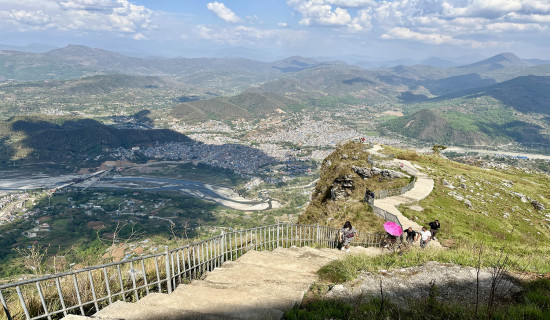 मानुङकोटमा आन्तरिक पर्यटक