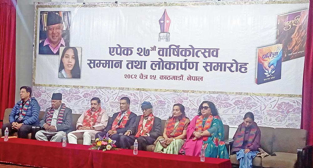 दुई सर्जक सम्मानित