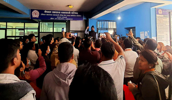 दन्त स्वास्थ्यकर्मीको समूहद्वारा परिषद्का अध्यक्षको कार्यकक्षमा तालाबन्दी