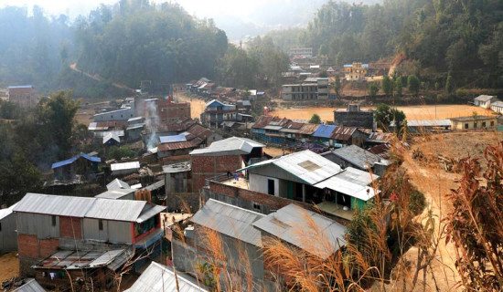 घरको धुरी नै दुई जिल्लाको सिमाना