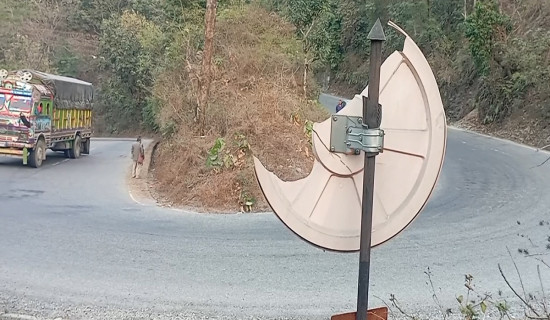 फोडिए सडकमा राखिएका घुम्ती ऐना