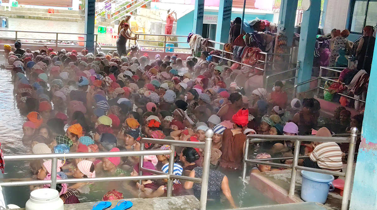 तातोपानी कुण्डमा स्नान गर्नेको भीड