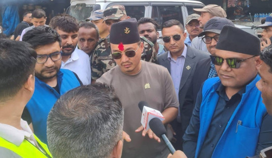 गृहमन्त्री गुरुङद्वारा दाउन्ने सडक खण्डको निरीक्षण