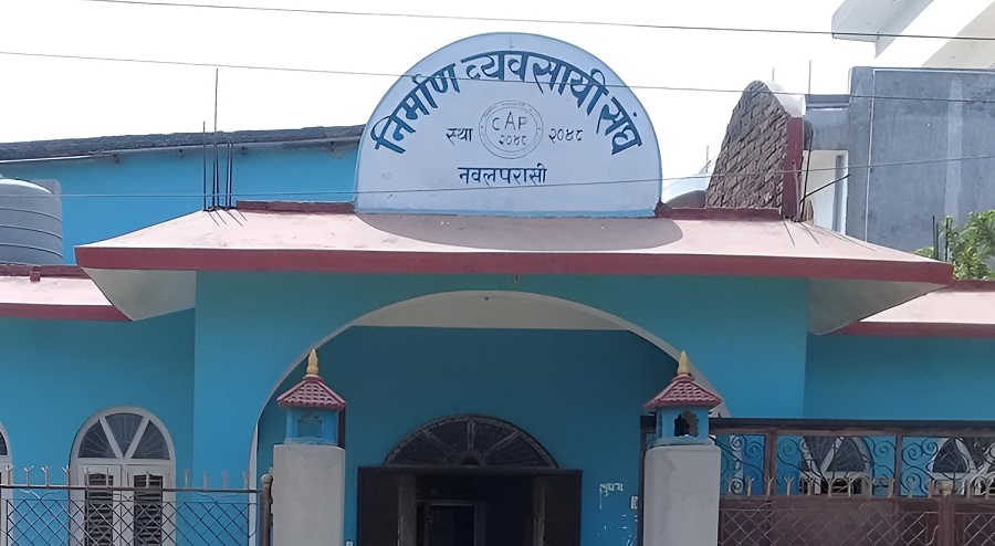 निर्माण व्यवसायीद्वारा काम बन्द, आयोजना ठप्प