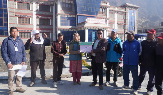 मुस्ताङका किसानलाई मौरीसहितको घार वितरण