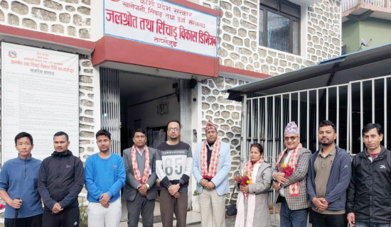 खानेपानीमन्त्री पाठकद्वारा जलस्रोत कार्यालयको निरीक्षण