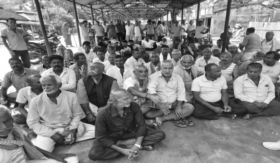 कार्यालय सार्ने निर्णयको विरोधमा स्थानीय