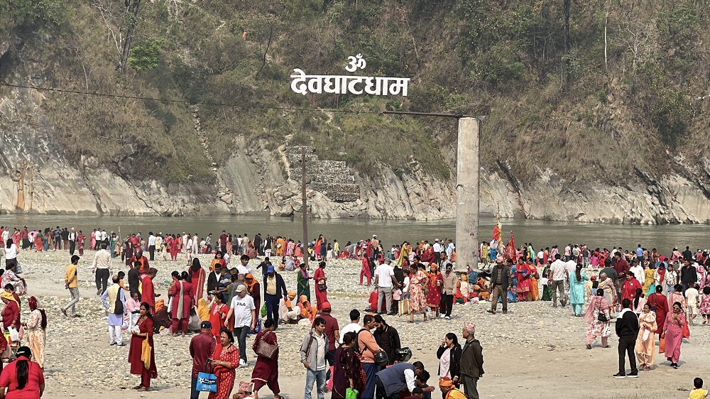 देवघाटमा नयाँ वर्षको स्नानमा भक्तजनको घुइँचो (फोटो फिचर)