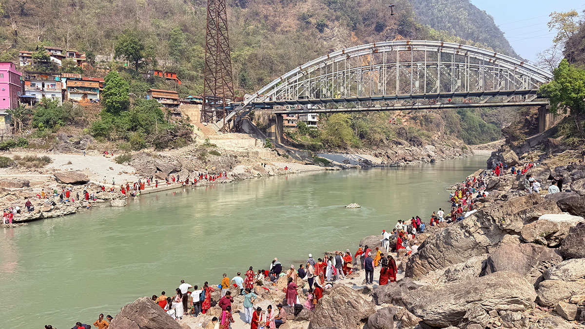 नयाँ वर्षको पहिलो दिन कालीगण्डकीमा स्नान गर्नेको घुइँचो