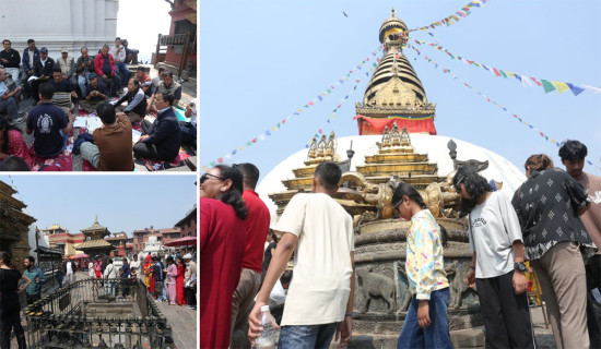 नयाँ वर्षमा स्वयम्भूमा पर्यटकको चहलपहल (फोटो फिचर)