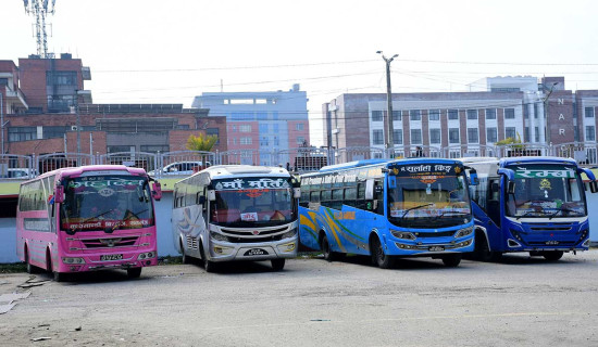 ढोरपाटनमा सिकार खेल्न व्यस्त विदेशी पर्यटक