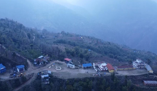 महिला मजदुरले खेतीपाती धान्दै