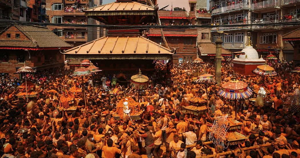 सिन्दूर जात्राको भव्यता, अबिरको लालीमा झुम्यो थिमि