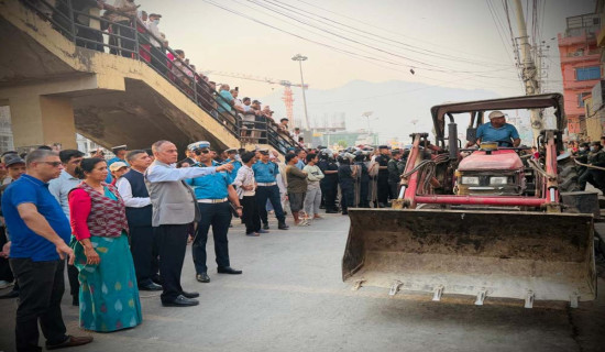 सडक अतिक्रमण हटाउन थालियो