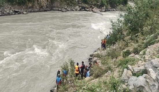 कर्णाली नदीमा डुङ्गा पल्टिँदा बाबुछोरा बेपत्ता