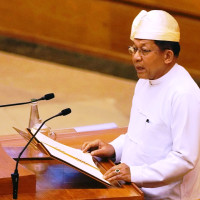 जुलुसमा झन्डा बोकिरहने मान्छे (कविता)