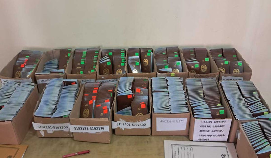 मकवानपुर प्रशासनमा थन्किएका ७६ थान राहदानी हुलाकमार्फत पठाइयो