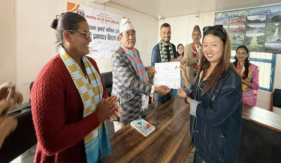 सिदिङ्वाका महिलालाई ढाका बुनाई तालिम