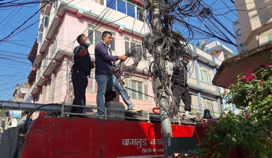 बजार सौन्दर्यकरणका लागि अव्यवस्थित तार हटाइँदै