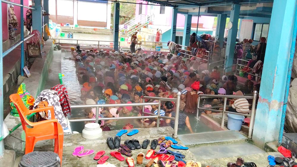 तातोपानी कुण्डमा स्नान गर्नेको भिड