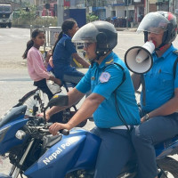 सडक दुर्घटना घटाउन ट्राफिक प्रहरीको माइकिङ अभियान