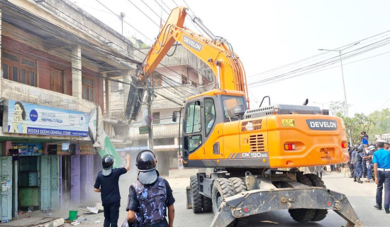 धमाधम हटाइँदै अतिक्रमण