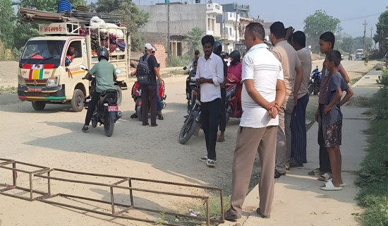 स्थानीयद्वारा महेशपुर-परासी सडक अवरुद्ध