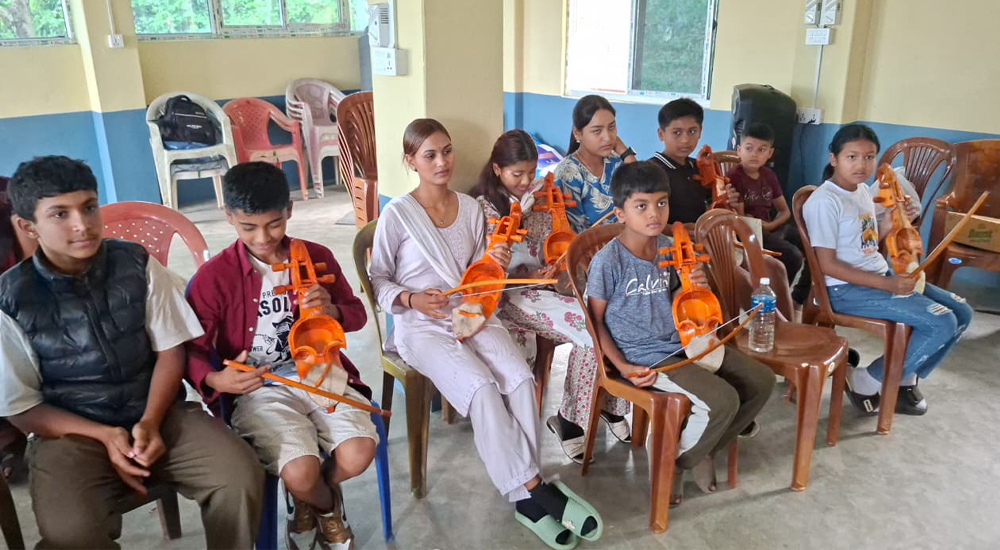 ज्येष्ठ नागरिकबाट बालबालिकाले सिके सारङ्गी बजाउन