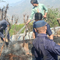 सल्यानमा आगलागीबाट तीन घर र एक गोठ जलेर नष्ट