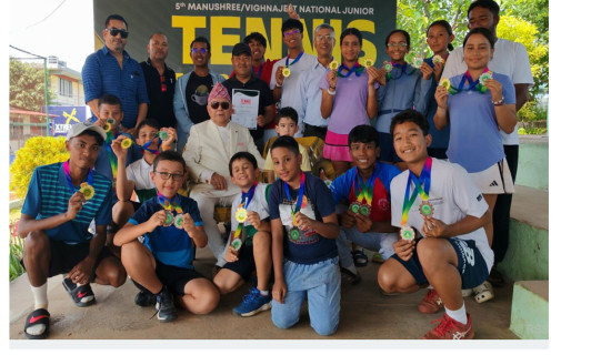 विपन्न विद्यार्थीलाई शैक्षिक सामग्री सहयोग