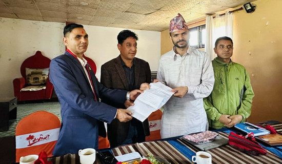 संघीय सांसदसँग निर्माण व्यवसायीका गुनासो