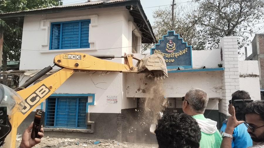 सडक सीमाभित्र बनेको ट्राफिक प्रहरी भवन भत्काइयो