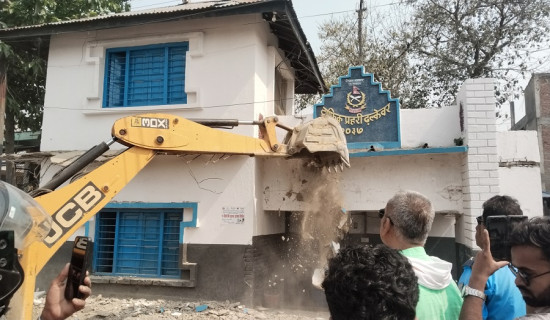सडक सीमाभित्र बनेको ट्राफिक प्रहरी भवन भत्काइयो