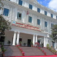 बाँकेका मतदान केन्द्रमा खटिएका कर्मचारीले निर्वाचन सामग्री बुझे