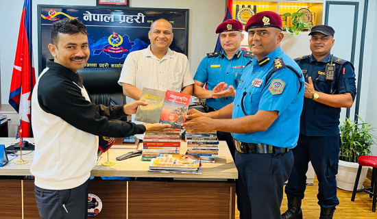 विश्व पुस्तक दिवसमा जिल्ला प्रहरी कार्यालयका लागि पुस्तक हस्तान्तरण