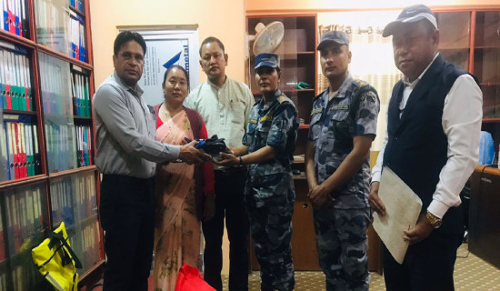 सशस्त्र प्रहरीलाई उद्धार सामग्री हस्तान्तरण