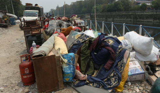 थापाथलीस्थित सुकुम्बासीले आफ्ना सामान सार्न थाले