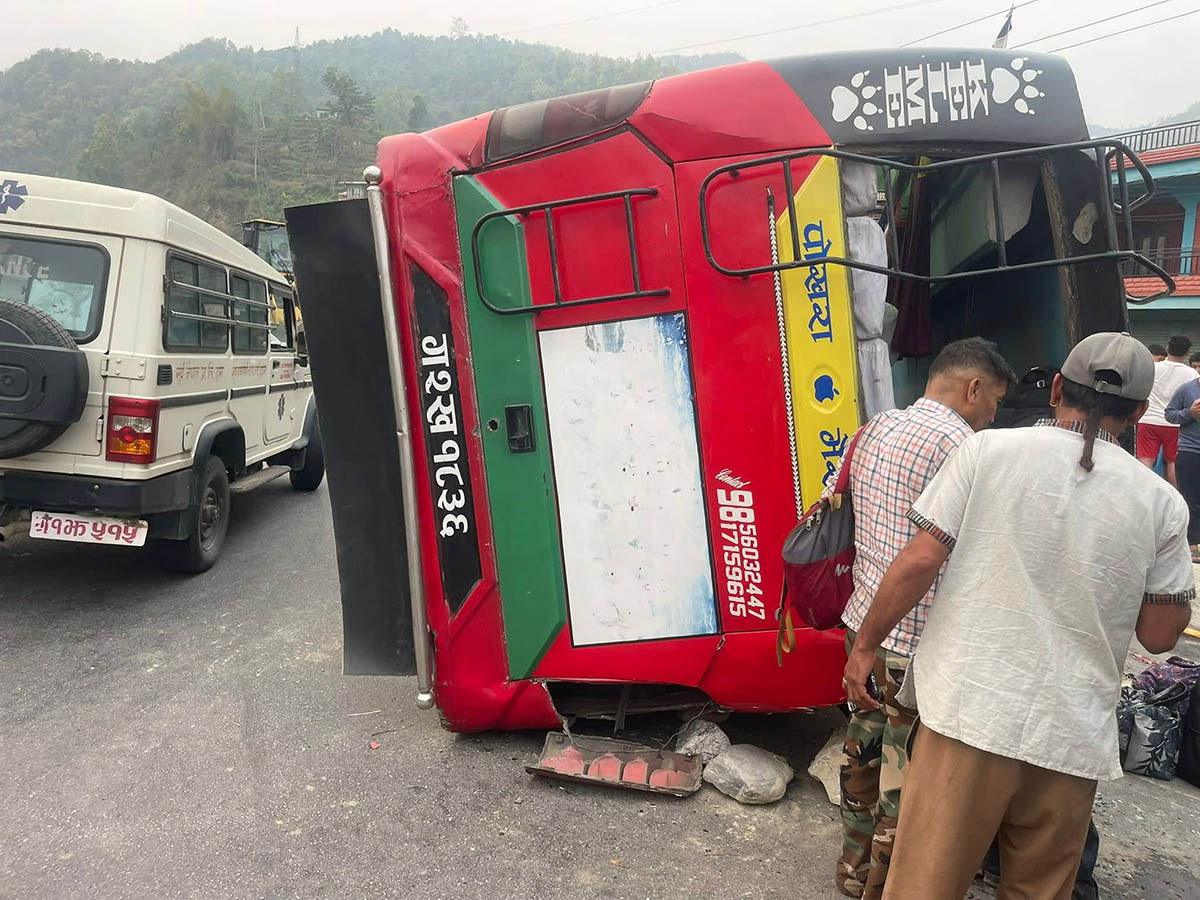 तनहुँ बस दुर्घटनामा ज्यान गुमाउनेको सङ्ख्या दुई पुग्यो, ३१ यात्रु घाइते